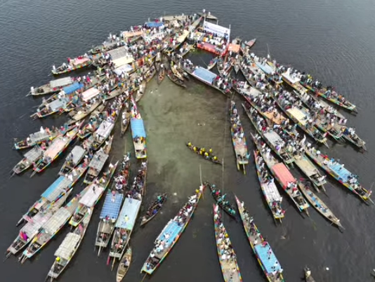 নওগাঁর হাঁসাইগাড়ী বিলের মধ্যে ব্যতিক্রমী আয়োজনে মৎস্যজীবী সমাবেশ অনুষ্ঠিত